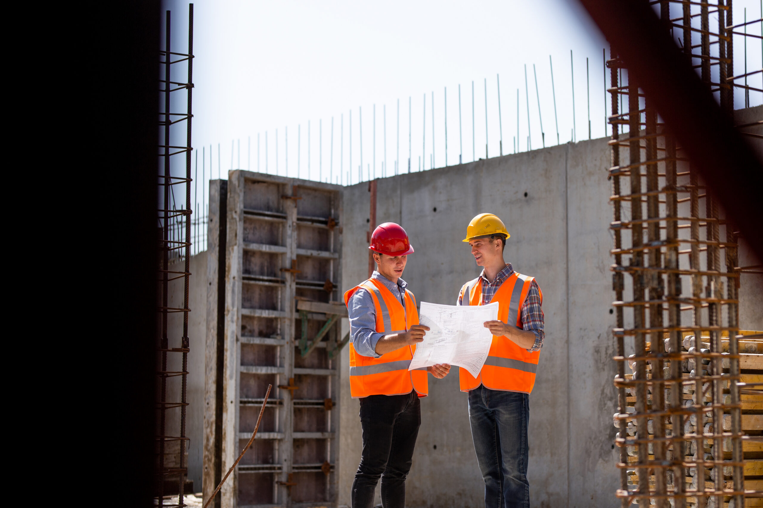 Bauen civil engineer and construction manager in orange 2021 08 26 20 10 59 utc scaled erdbau tiefbau erdbauarbeiten erdarbeiten
