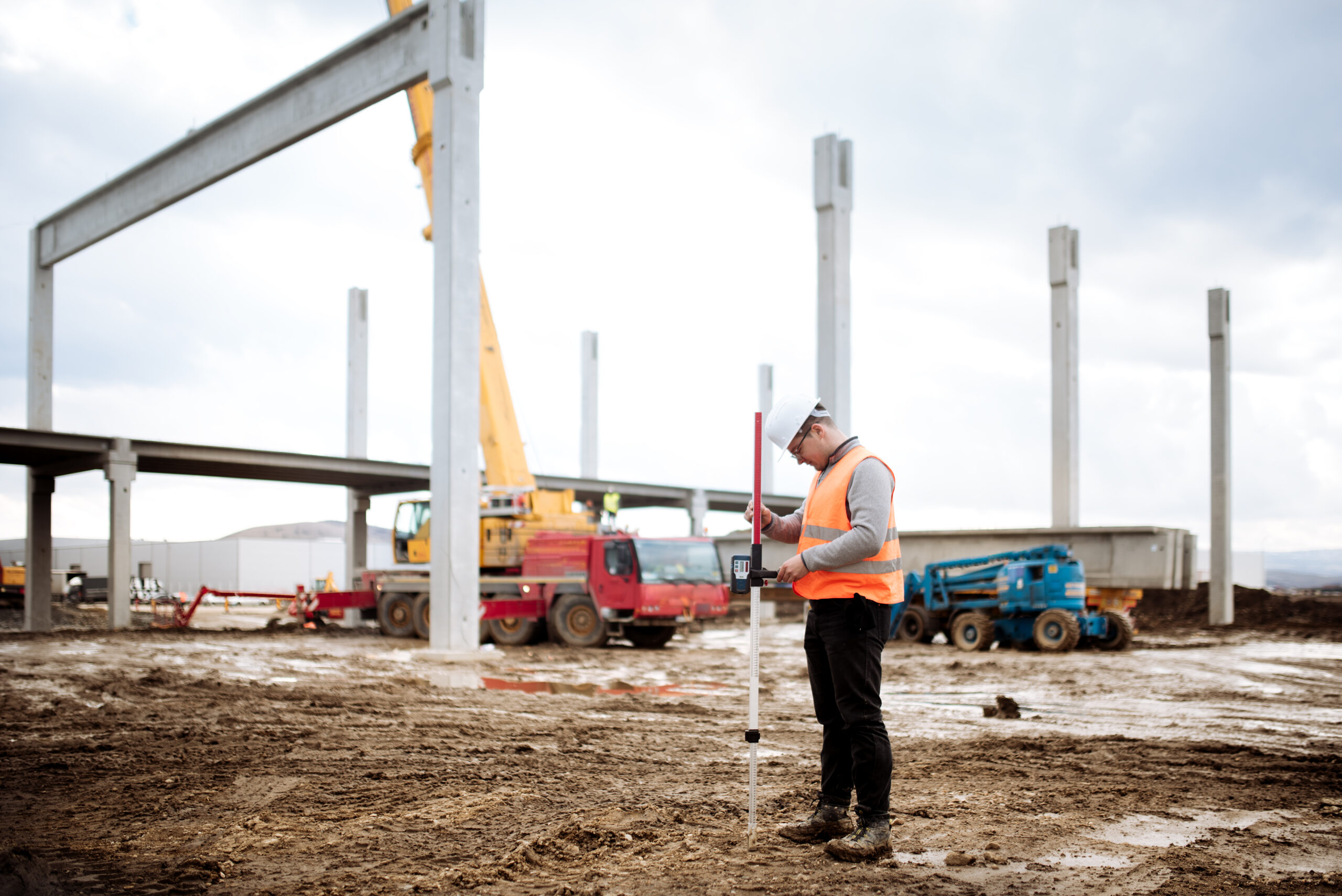 Bau industrial civil engineer working with prefabricat 2021 08 26 15 28 01 utc scaled erdbau tiefbau erdbauarbeiten erdarbeiten